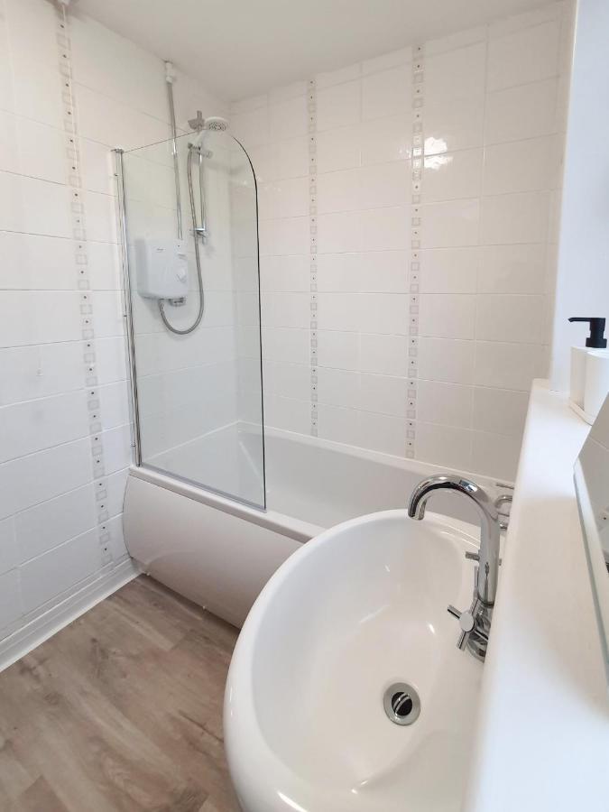 3 Bedroom House Amazon M90 Dunfermline Edinburgh Exterior foto