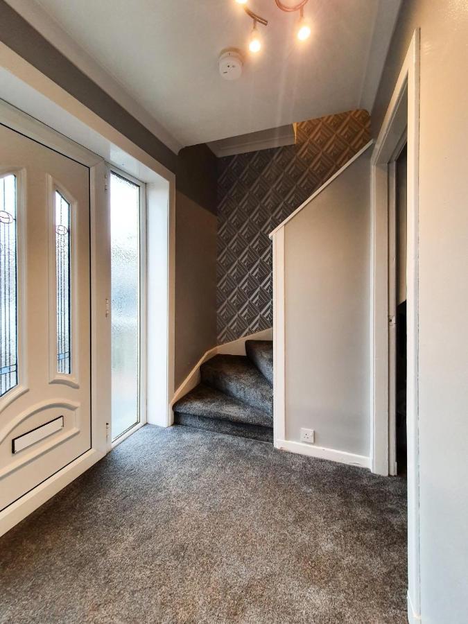 3 Bedroom House Amazon M90 Dunfermline Edinburgh Exterior foto